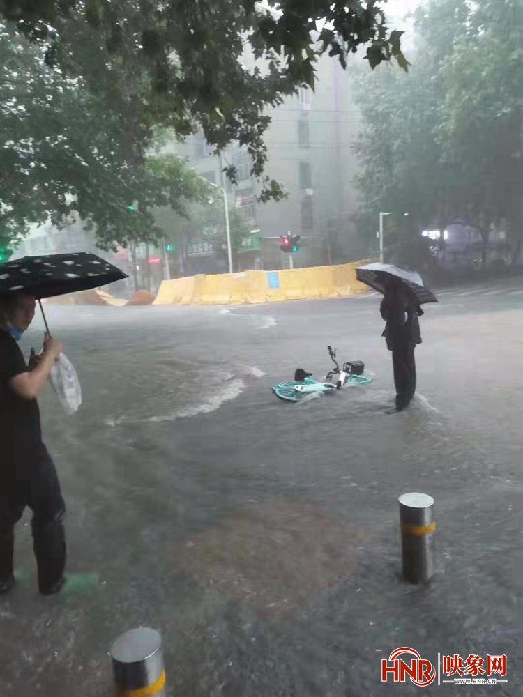 郑州特大暴雨来临时：巡防队员的五天五夜