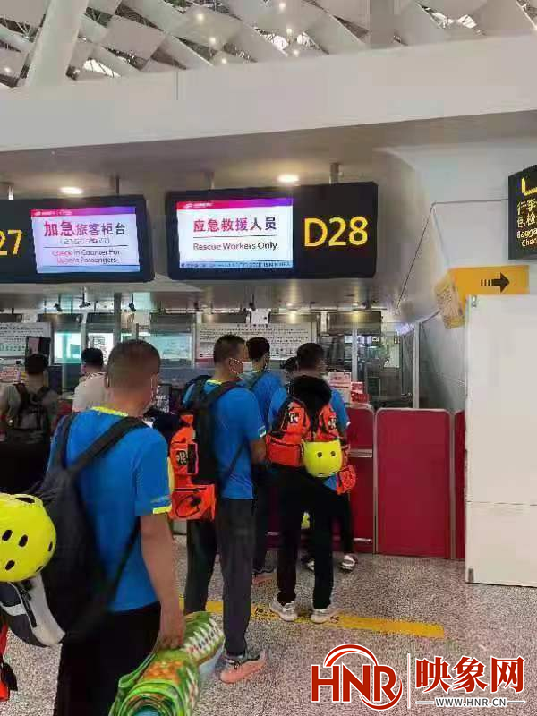 点赞！郑州机场开设救援绿色通道 累计运送救援人员100多名