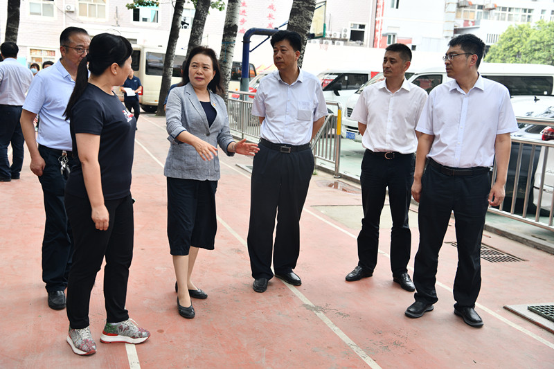 郑州市政协副主席岳希荣实地查看管城区受灾群众安置点