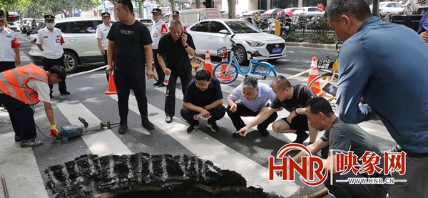郑州市黄河路与健康路发生路面坍塌 系管道自流水问题导致