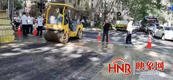 郑州市黄河路与健康路发生路面坍塌 抢修工作正在紧张进行中