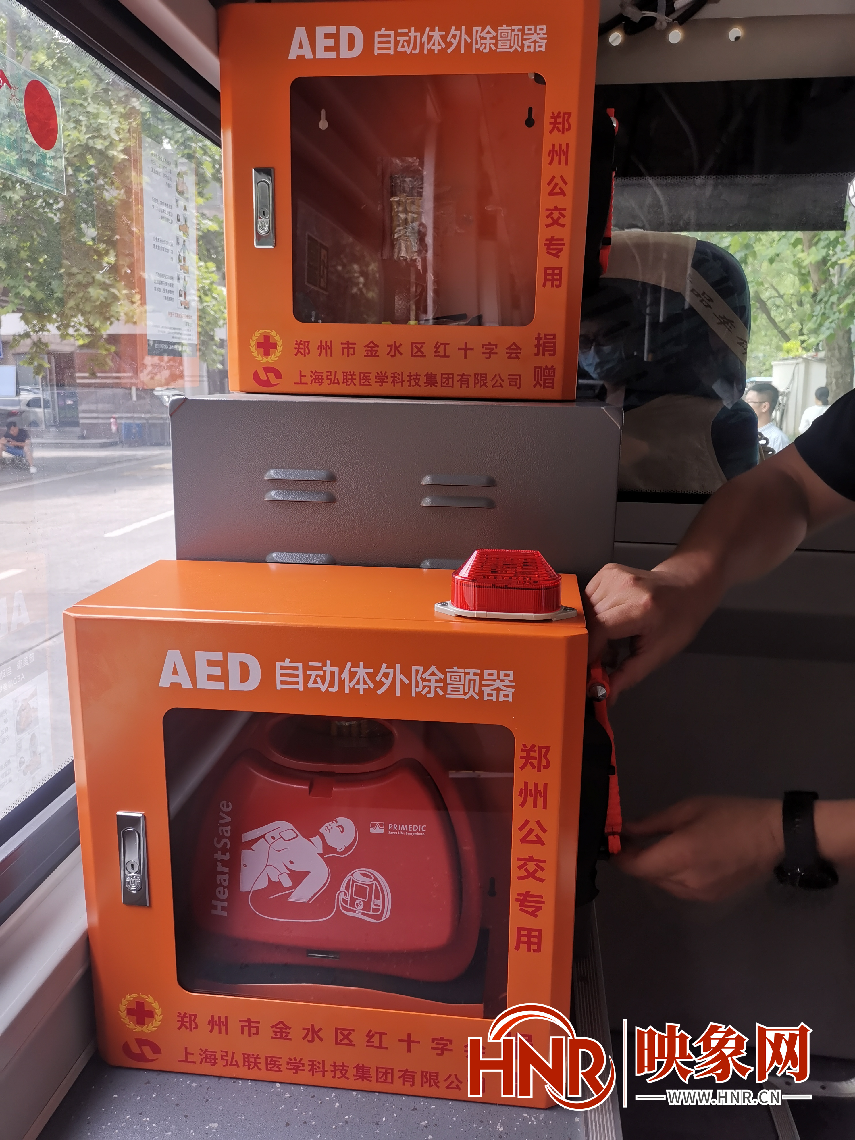 郑州公交上有“救命神器”了 “AED”为乘客保驾护航