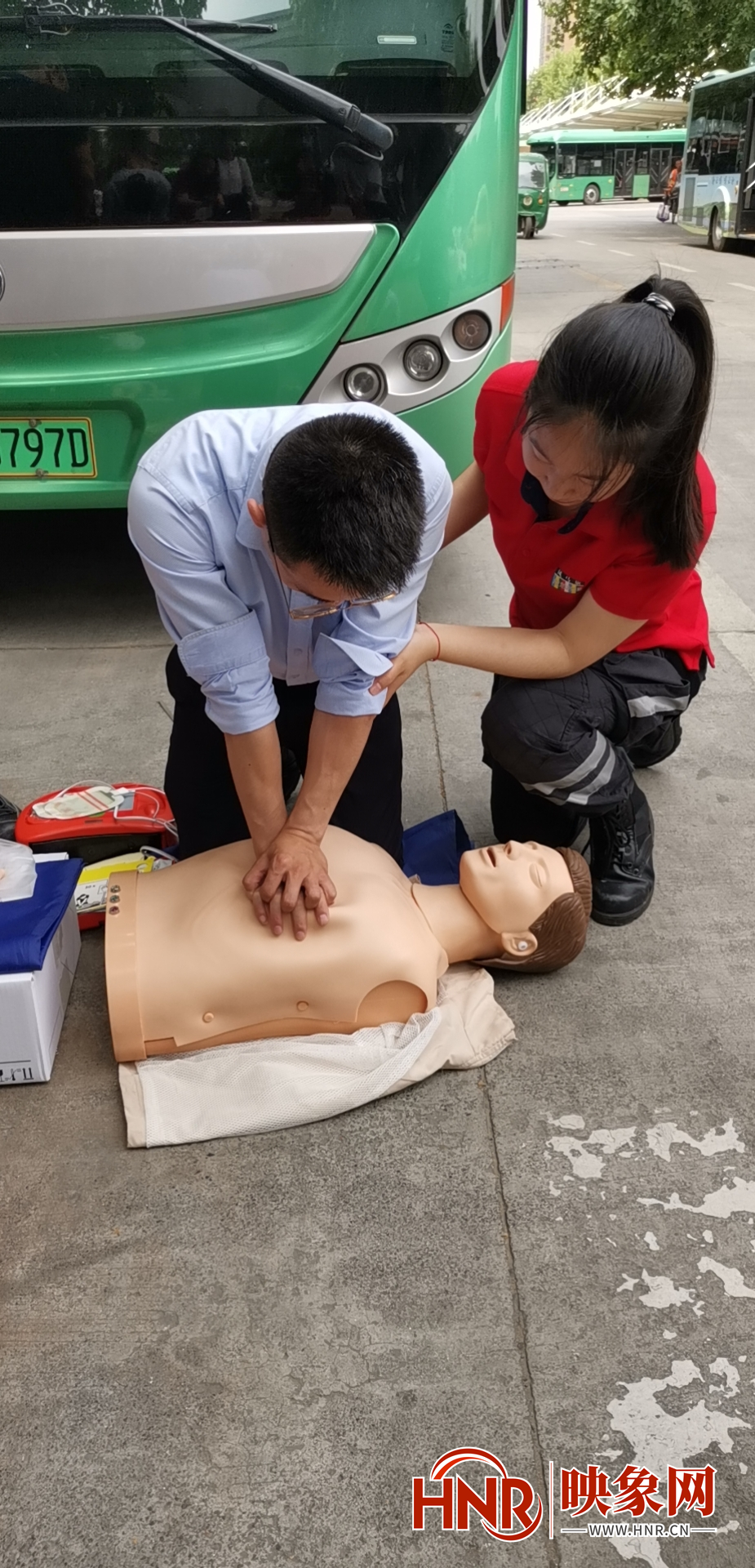 郑州公交上有“救命神器”了 “AED”为乘客保驾护航