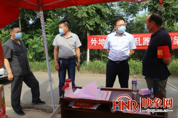 平顶山石龙区法院院长武中立到分包卡点检查疫情防控工作