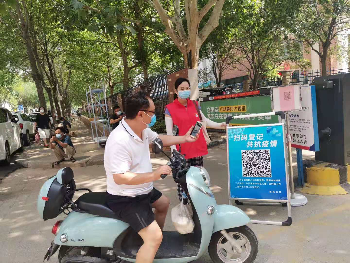 加强疫情防控 郑州市金水区北林路鑫苑社区做好辖区“守门人”