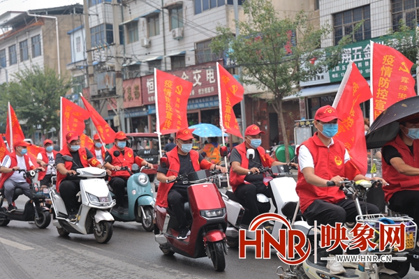 鲁山县露峰街道：电动车上的疫情防控小分队