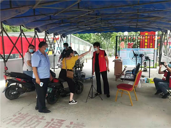 郑州经开区潮河办事处：全家党员齐上阵 共抗疫情