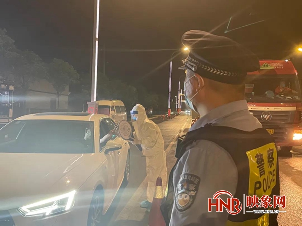 林州市：奋战“疫”线 为生命担当的最美“蓝白配”