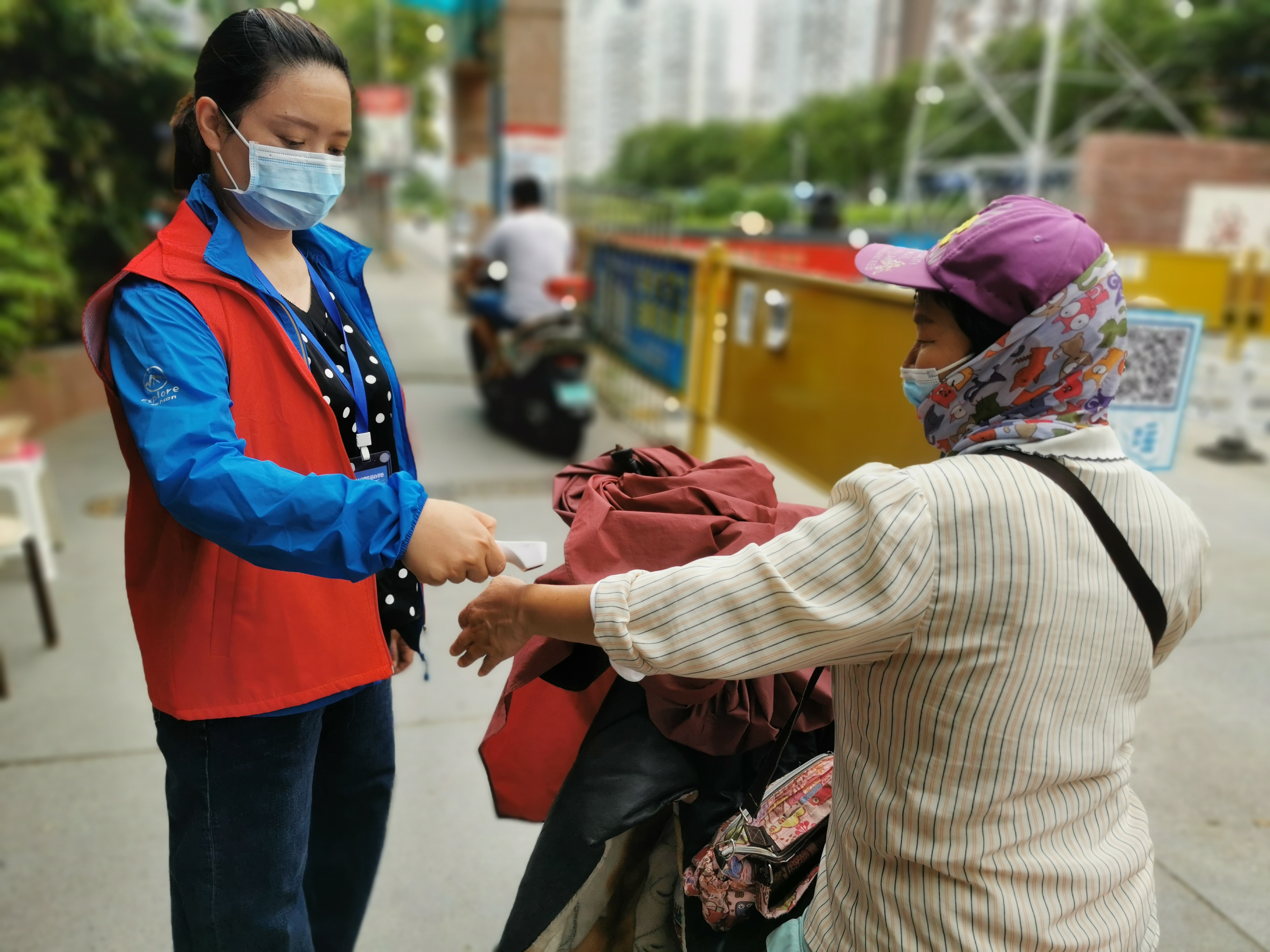 郑州市五里堡小学教师志愿者参加抗击疫情工作