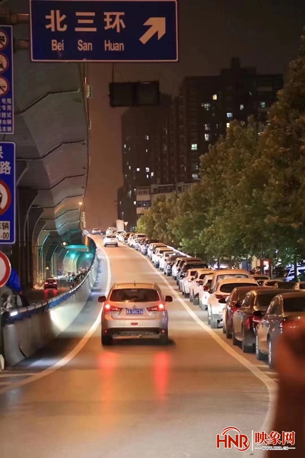 暴雨将至郑州高架桥停满私家车 网友：最靠谱的还是找一个停车楼