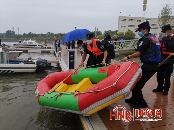 应对暴雨极端天气 郑州公安开展水上救援演练