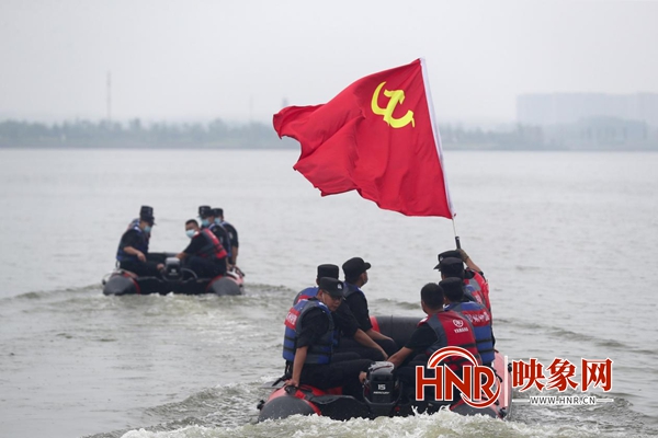 应对暴雨极端天气 郑州公安开展水上救援演练