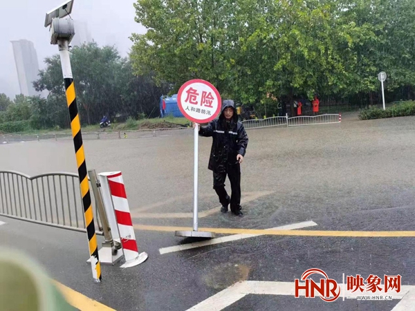 郑州出动警力8421人参与防汛抢险救灾 清理抛锚车辆18辆