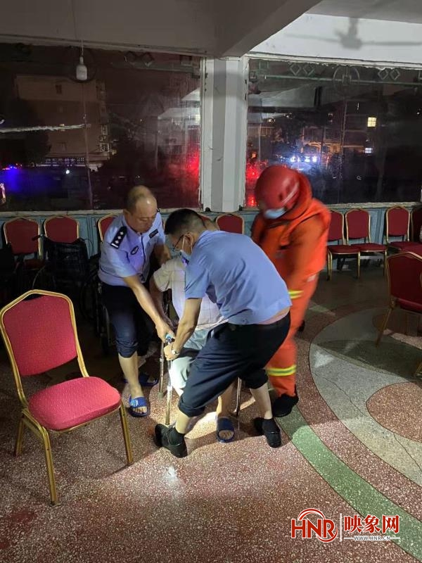 一养老院35名老人因暴雨被困 汝南警方紧急救援