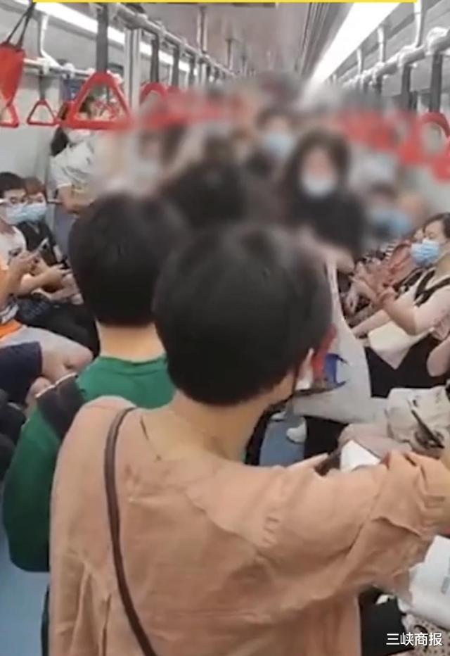 上海地铁回应两女子互扇耳光厮打：涉事2女子已被依法行拘
