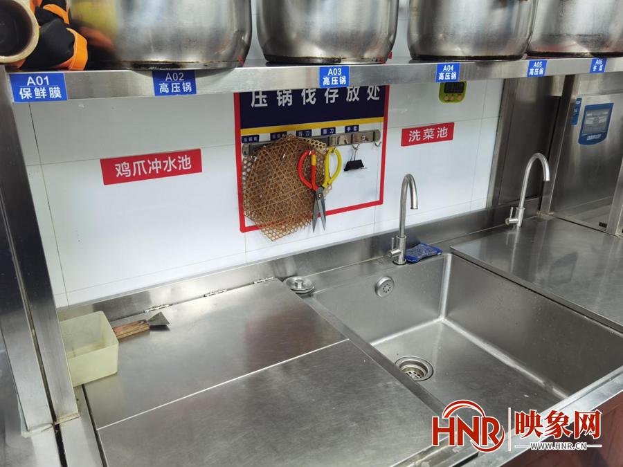胖哥俩肉蟹煲被曝存在食品安全问题 市场监管部门突击检查郑州门店