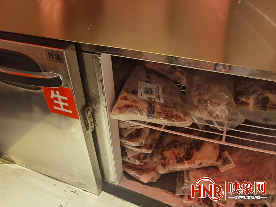 胖哥俩肉蟹煲被曝存在食品安全问题 市场监管部门突击检查郑州门店