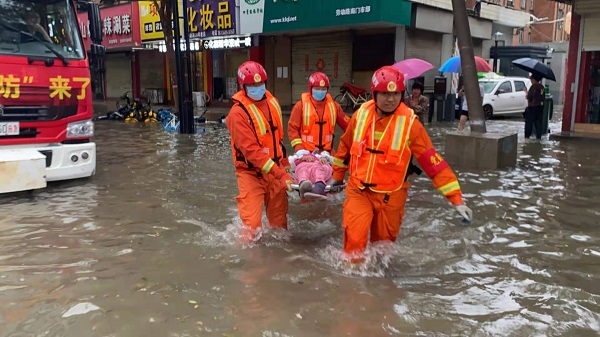 路面积水阻碍病人就医 顺河消防紧急护送