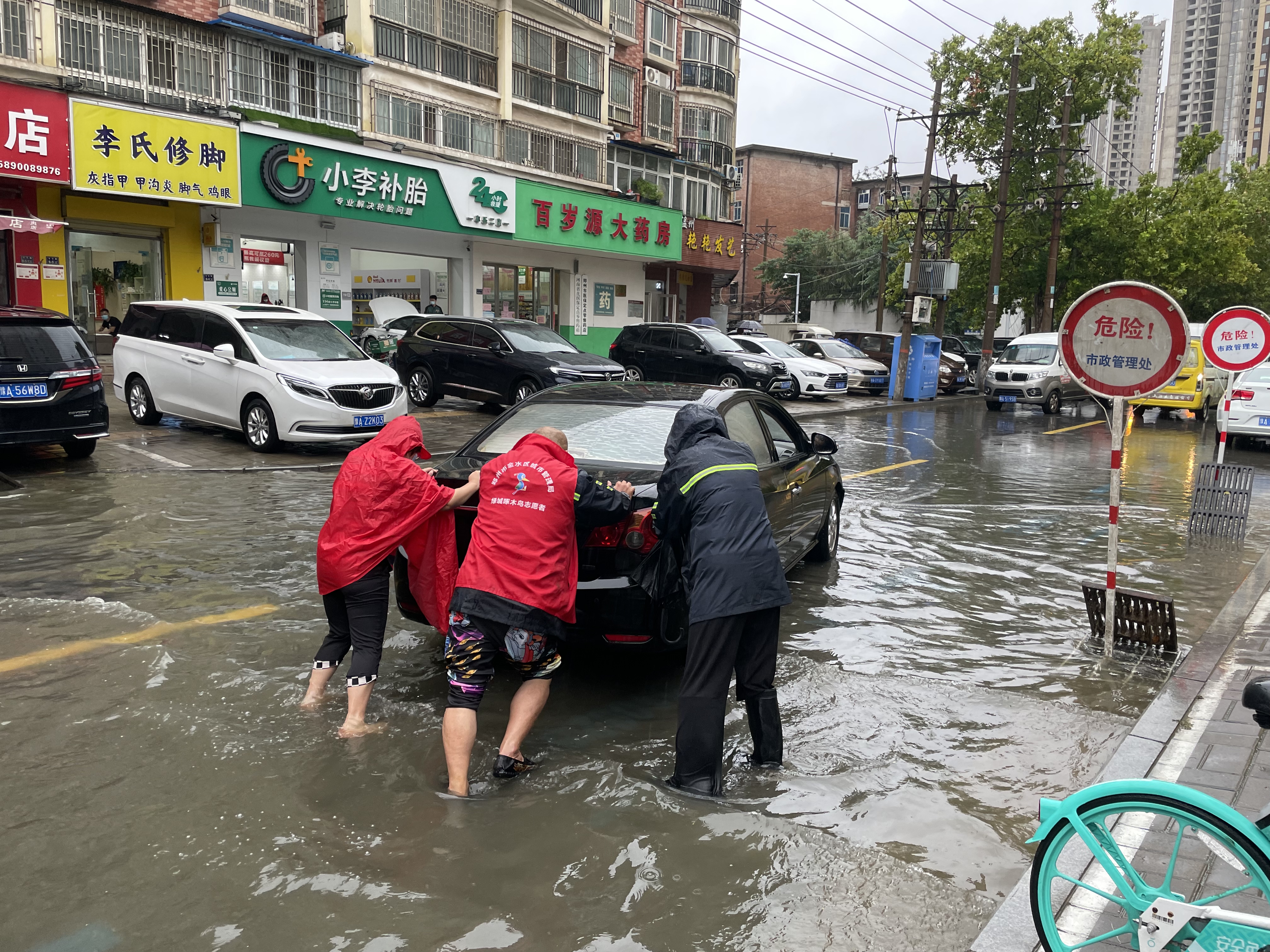 再战暴雨，郑州累计出动45600余人，一切正常