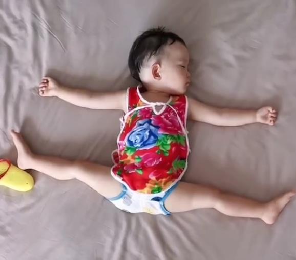 1岁宝宝一字马睡姿走红网络,网友直呼:国家体操种子选手已就位,在她