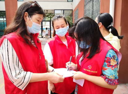 郑州市中原区外国语小学支援林山寨街道办事处一中社区开展全民核酸检测