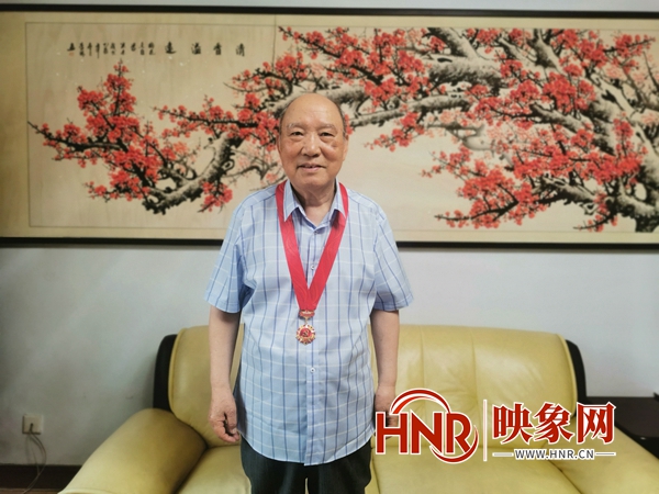 鹤壁八旬退休干部创作12万多字回忆录：让革命精神代代传