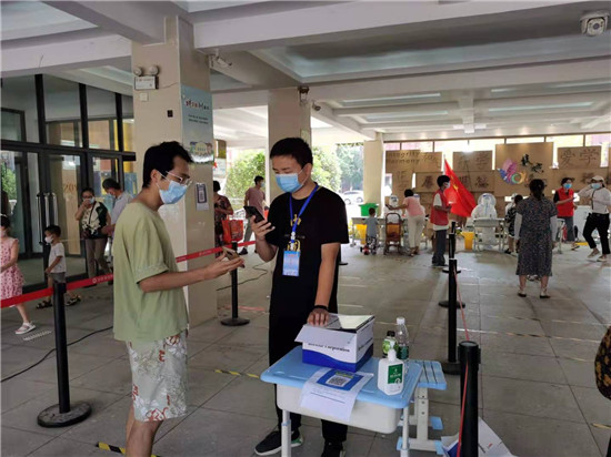 郑州市管城区春晓小学抗“疫”第一线：党员教师挺身而出 用行动守护居民的“健康绿”