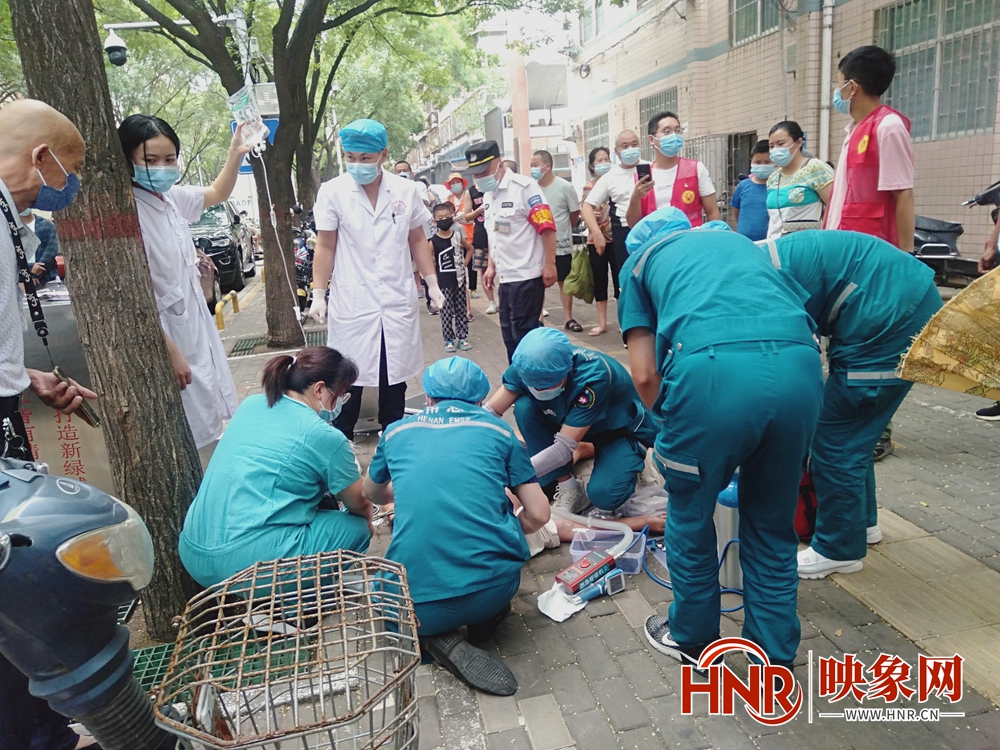 郑州年近八旬老人排队做核酸检测突然晕倒 众人紧急救助