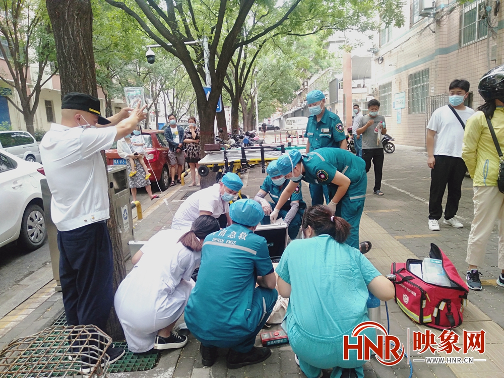 郑州年近八旬老人排队做核酸检测突然晕倒 众人紧急救助