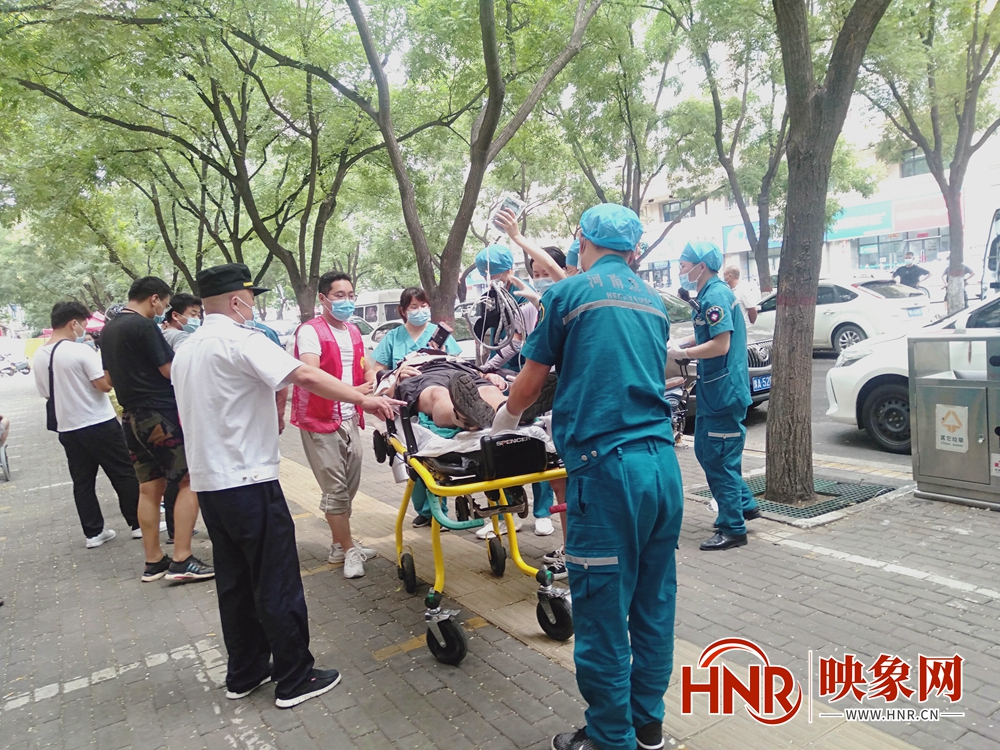 郑州年近八旬老人排队做核酸检测突然晕倒 众人紧急救助