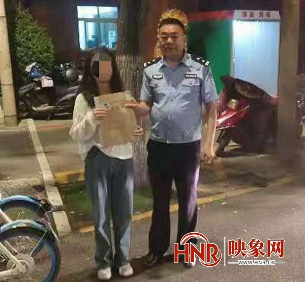 巡逻途中捡到大学新生入学档案 漯河民警连夜寻找失主