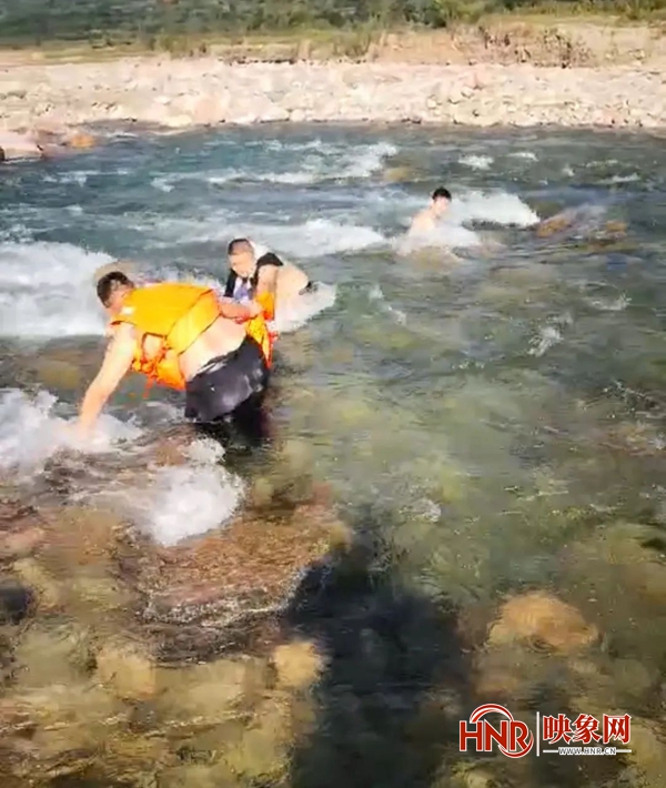 安阳：两名男子野外游泳被冲走 林州公安涉水救援