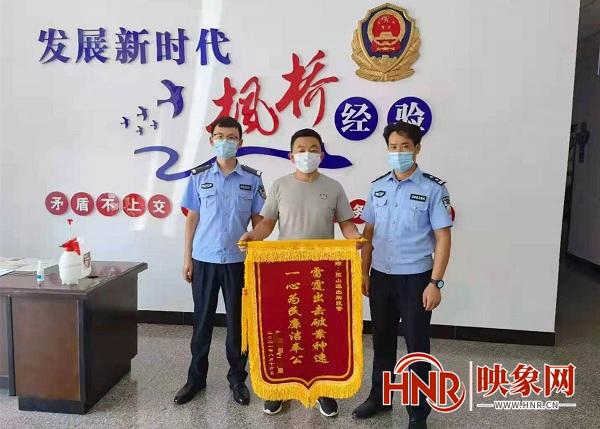 花卉被盗 光山民警悉数追回获赠锦旗