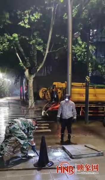 路旁人行道污水外溢居民愁 郑州城管部门连夜抢修