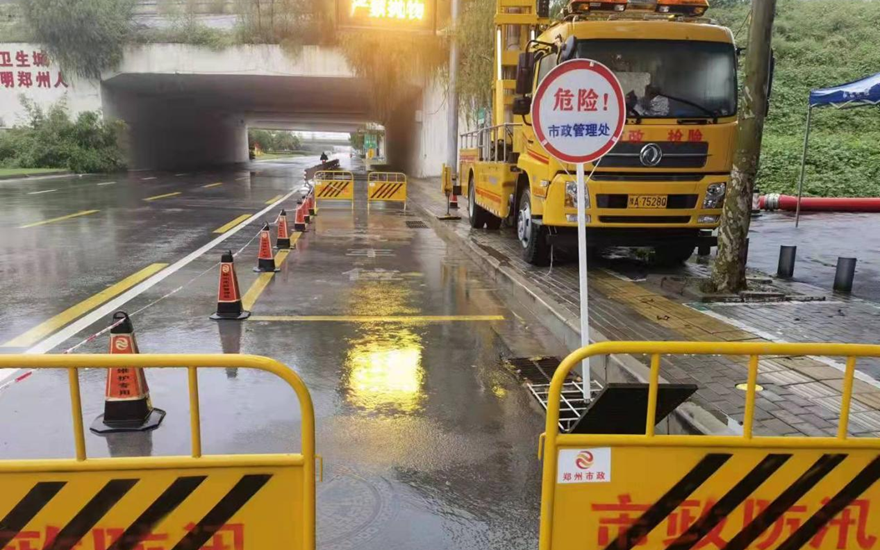 昨夜今晨郑州遭遇大到暴雨 共出动防汛人员达6500余人 