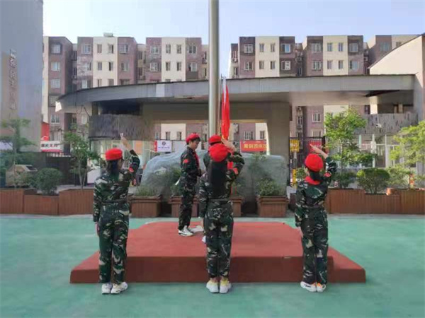 郑州市南十里铺小学举行“致敬英雄，郑州有你”开学典礼