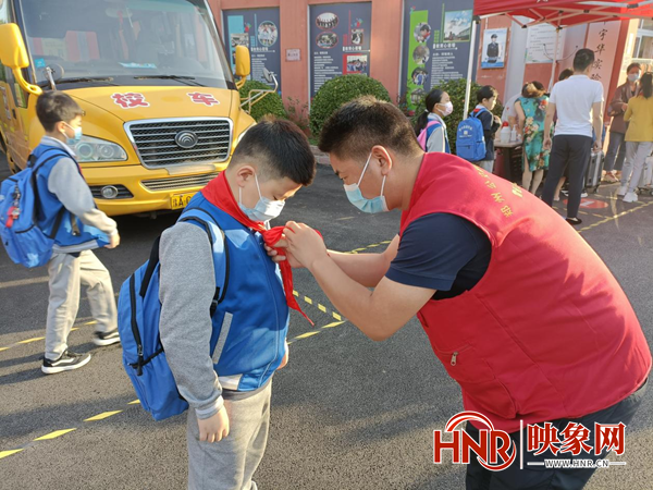 开学第一天郑州公交志愿者护航上学路 家长坦言很放心