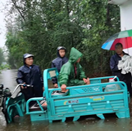 范县公安局民警及时救助雨中被困群众