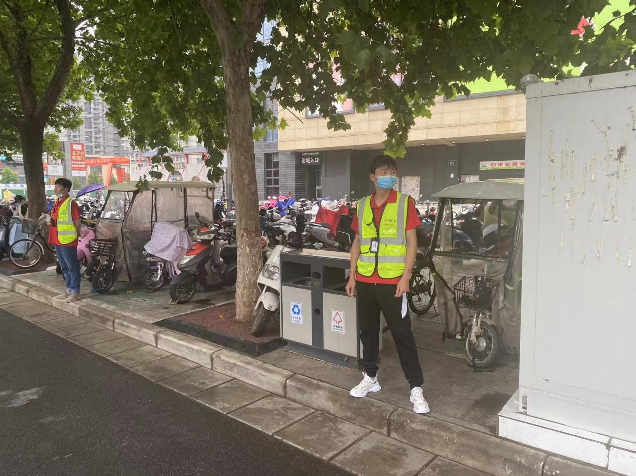 郑州高新区石佛办事处积极开展非机动车停放秩序整治工作 规范商圈交通秩序