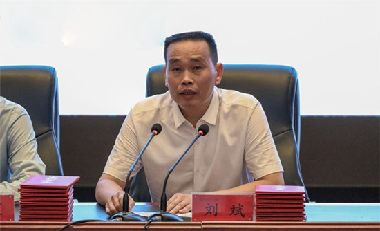 书记刘斌宣读获奖班级典礼的最后一项,为上个学期涌现出的一批优秀