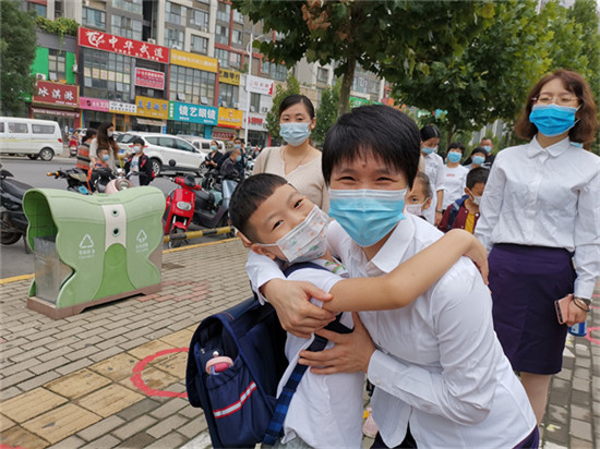 郑州市管城回族区腾飞路七里河小学新生入学仪式侧记