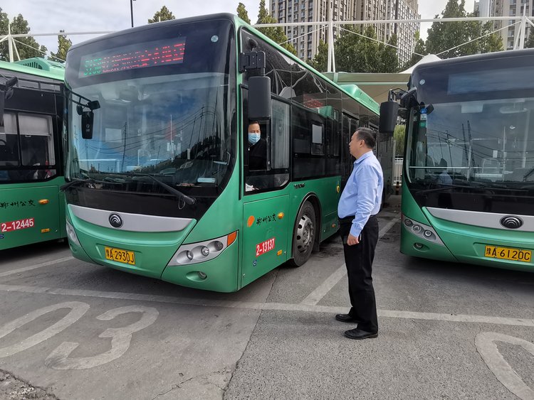双节假期余额不足郑州公交二公司助力返程