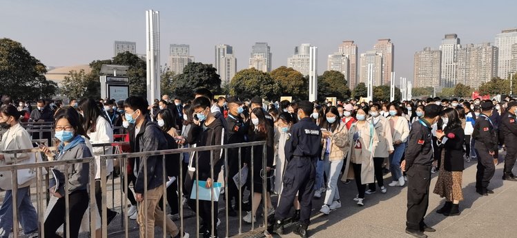 进场人员均需要佩戴口罩,扫码,接受测温,安检后由广场北侧排队入场