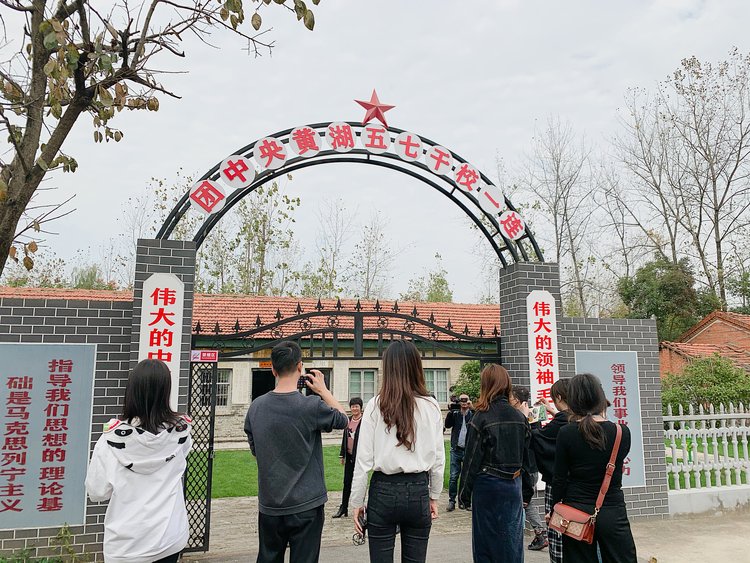 畅行中国重访大别山全国百城百台采访团走进潢川黄湖农场