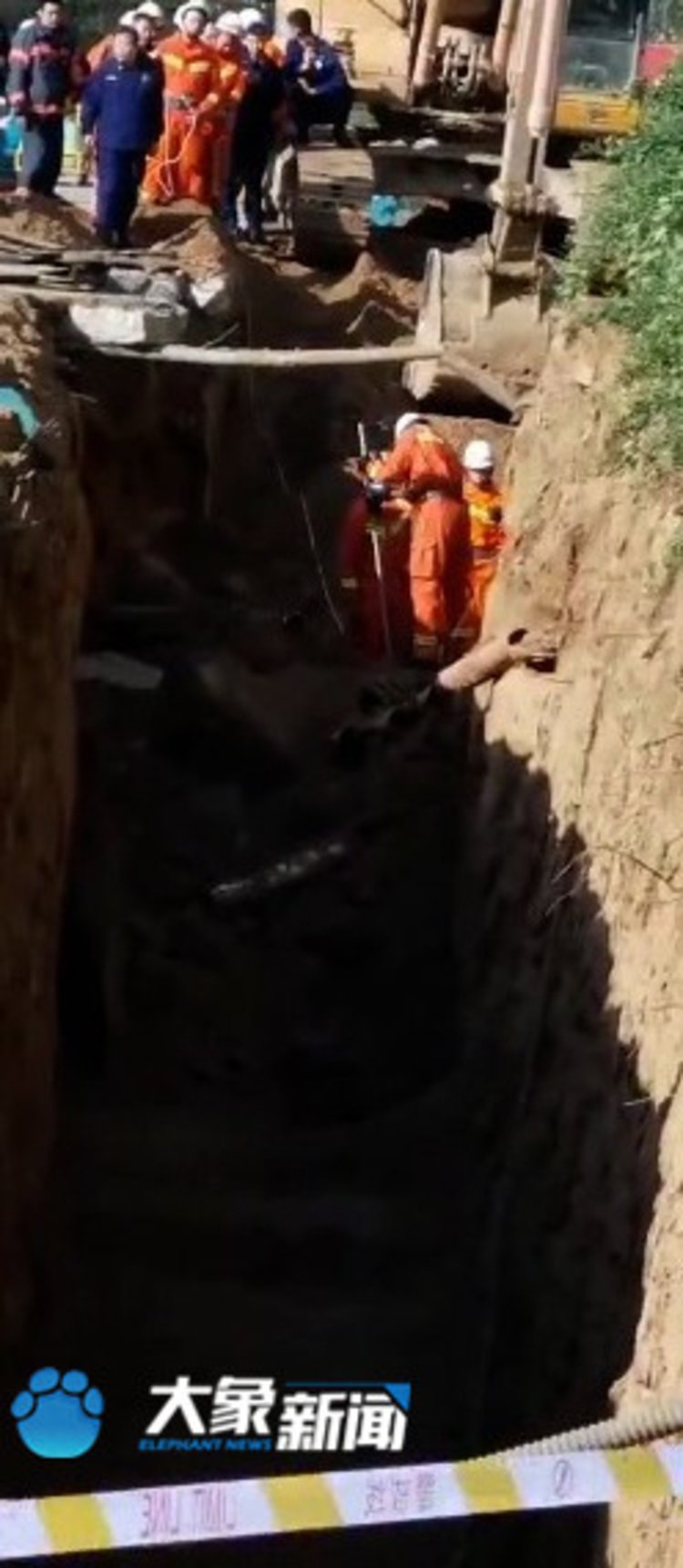 郑州一工地挖管道深坑时发生坍塌，致2死2伤