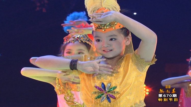 亚克西!新疆小美女表演《尝葡萄》,全身都是艺术细胞