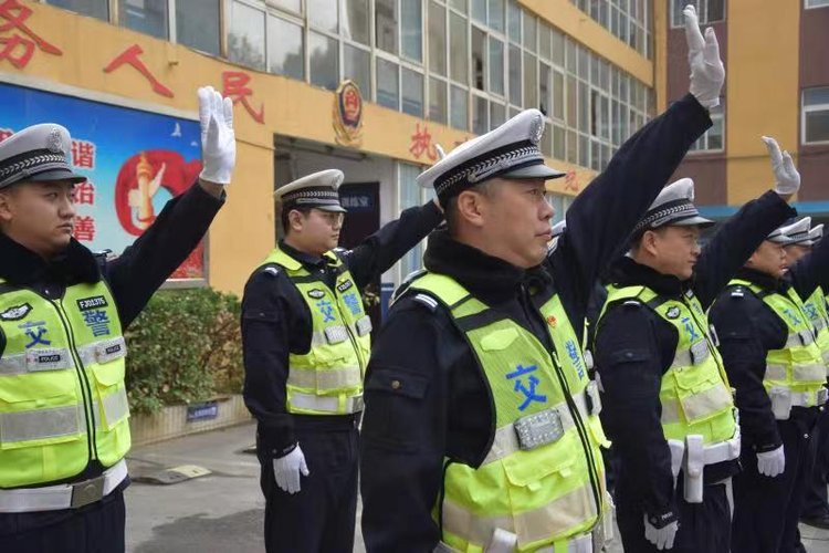 郑州交警四大队开展纪律作风深化年练兵活动提升队伍精神风貌