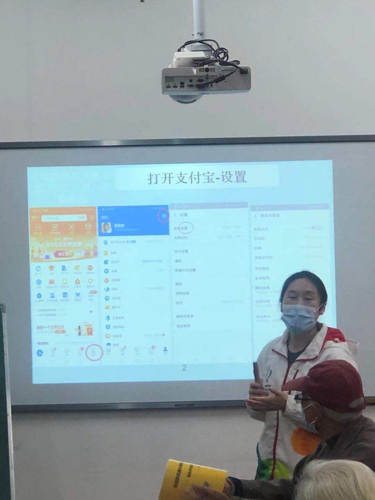 河南郑州:花园路街道智能手机课堂 让老年人走出数字鸿沟