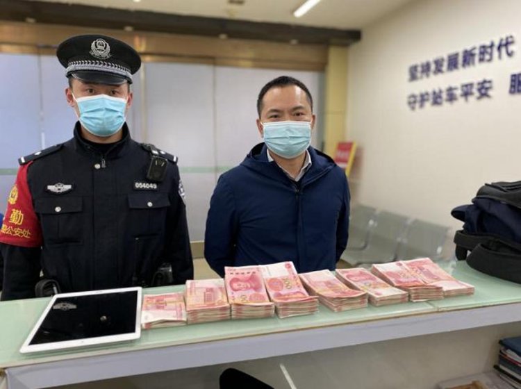 7万元现金笔记本电脑背包失而复得他对河南人竖起大拇指