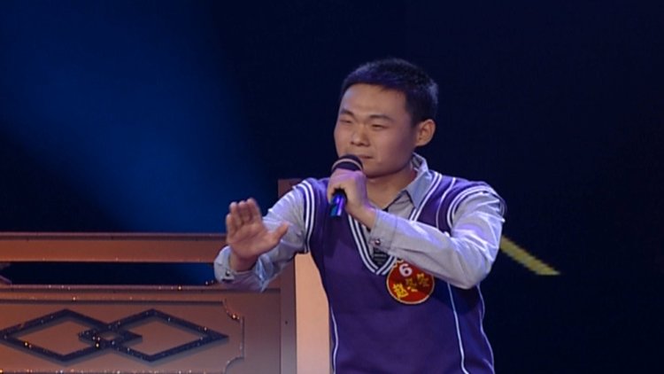 李树建弟子赵冬冬18岁时的舞台声情并茂这模样太稚嫩了